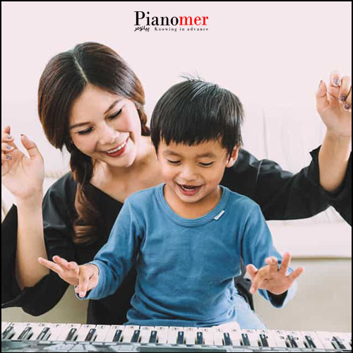 نقش والدین در آموزش پیانو کودکان - همراهی مادر در یادگیری پیانو فرزندش | پیانومر