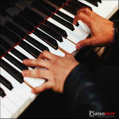 روش تمرین پیانو - دستان مردی در حال نواختن پیانو | پیانومر