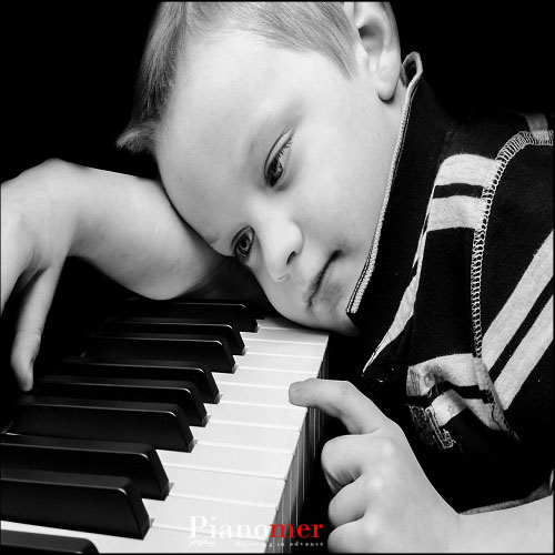 افزایش انگیزه تمرین پیانو - کودکی که با انگیزه پایین پیانو تمرین می‌کند